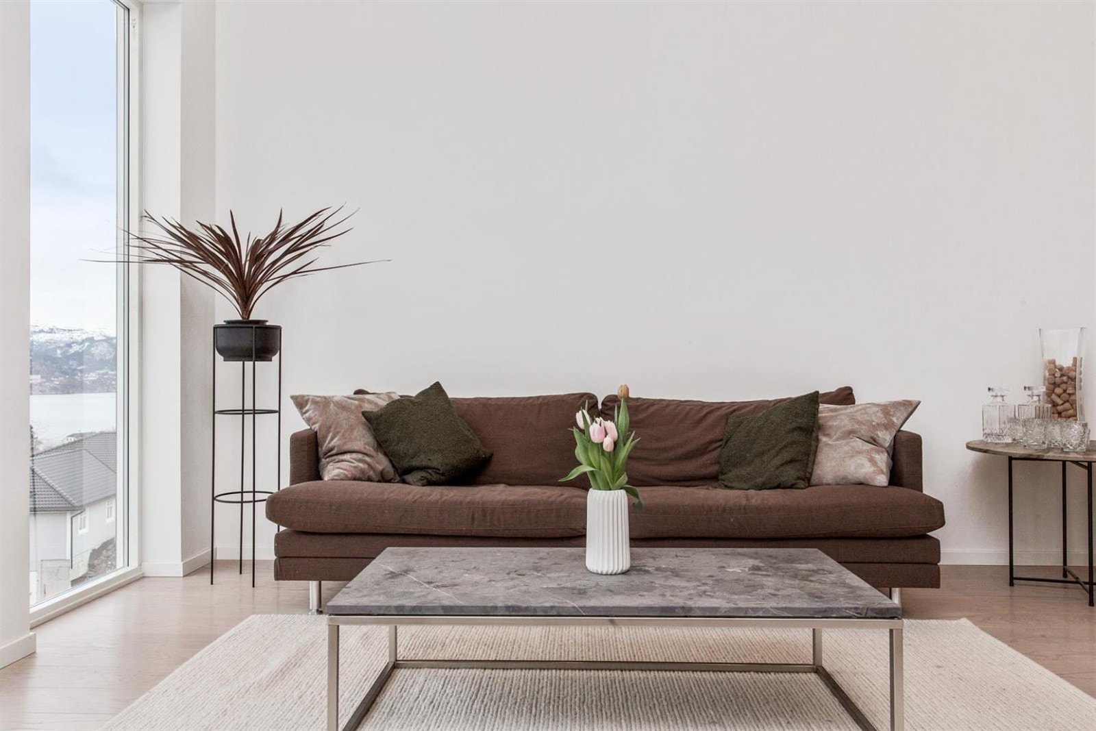 Stue med god belysning fra downlights. Det er flere innredningsmuligheter i stuen. Galleribilde