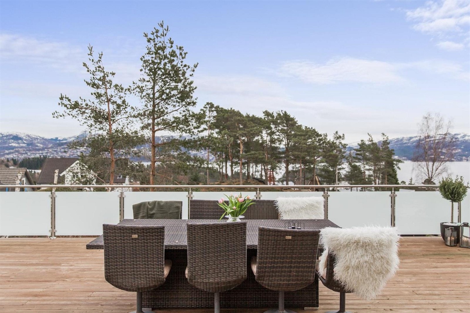 Terrasse på 110 m2 på bakkeplan med glass og aluminium rekkverk. Galleribilde