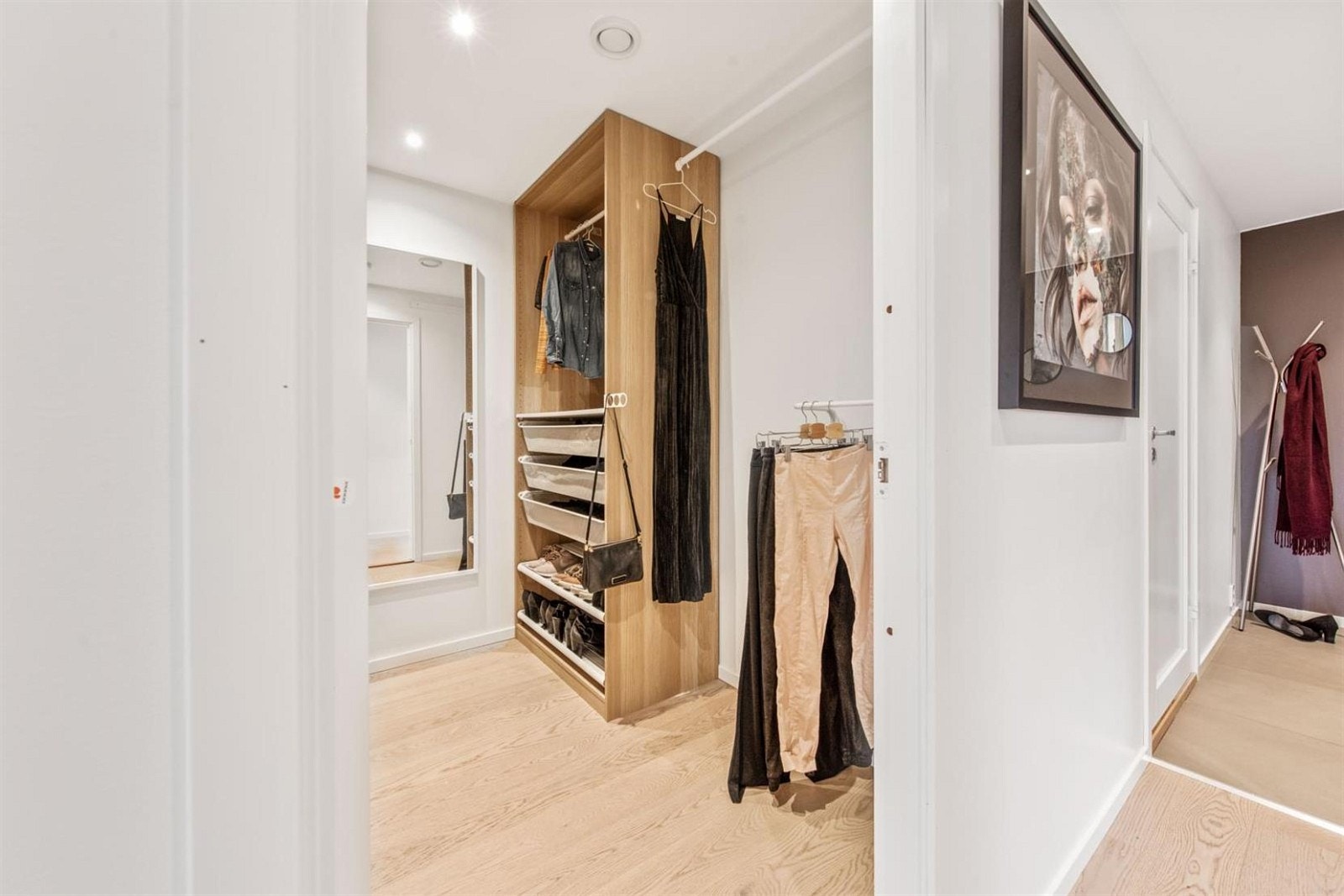 Walk-in garderobe i tilknyttning til hall. Galleribilde