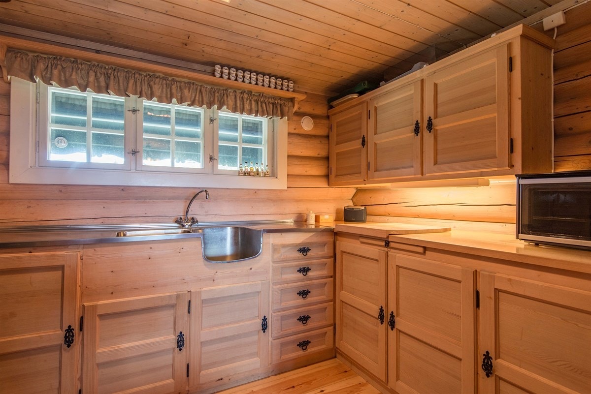 På kjøkkenet er det enkel, heltre kjøkkeninnredning fra Krogenæs. Galleribilde