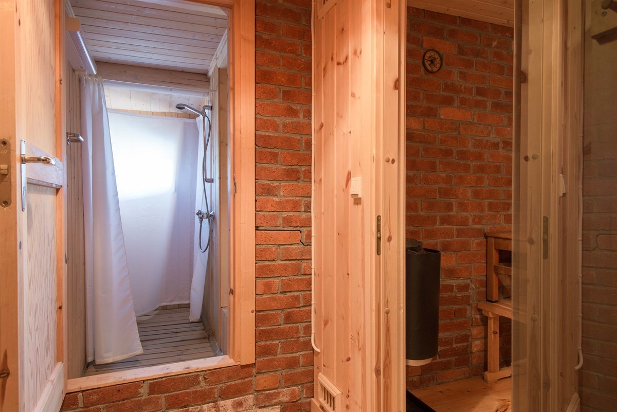 Hytta har i dag et enkelt bad med dusj. Galleribilde