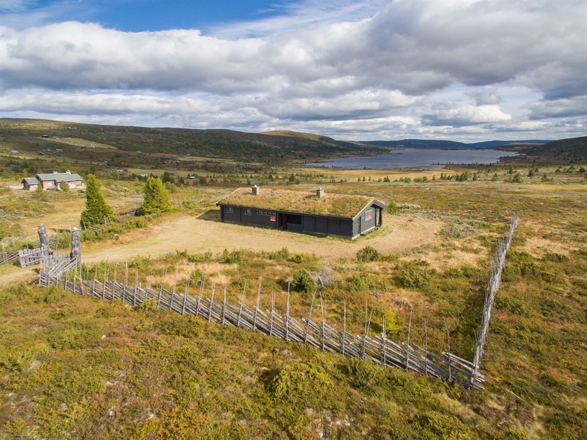 Dette er en vakker eiendom med stor, unik tomt på over 11 mål beliggende i nydelig natur på Syndin! Galleribilde
