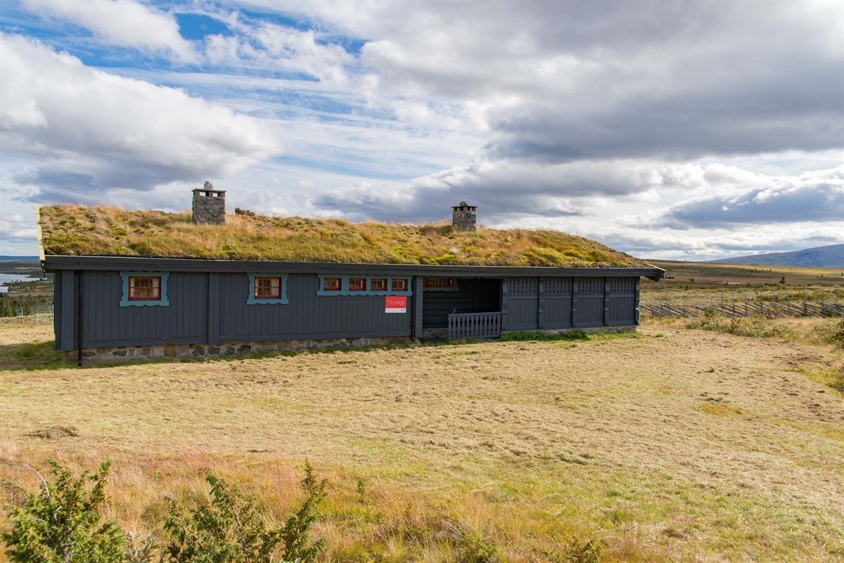 Innvendig er det vakre tømmervegger, og dørene er etterligninger fra gamle hus med lave, solide dører og høye dørterskler. Galleribilde