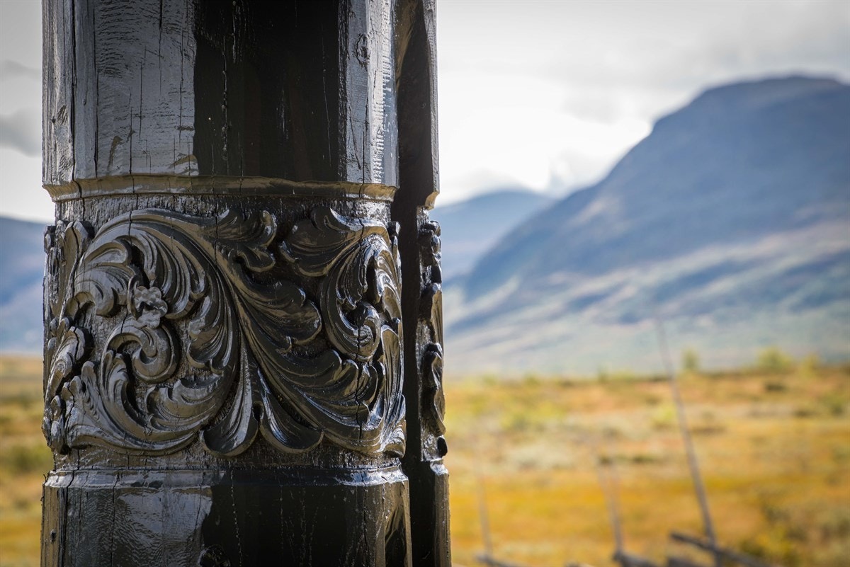 Unike utskjærte detaljer på utvendige stolper. Galleribilde