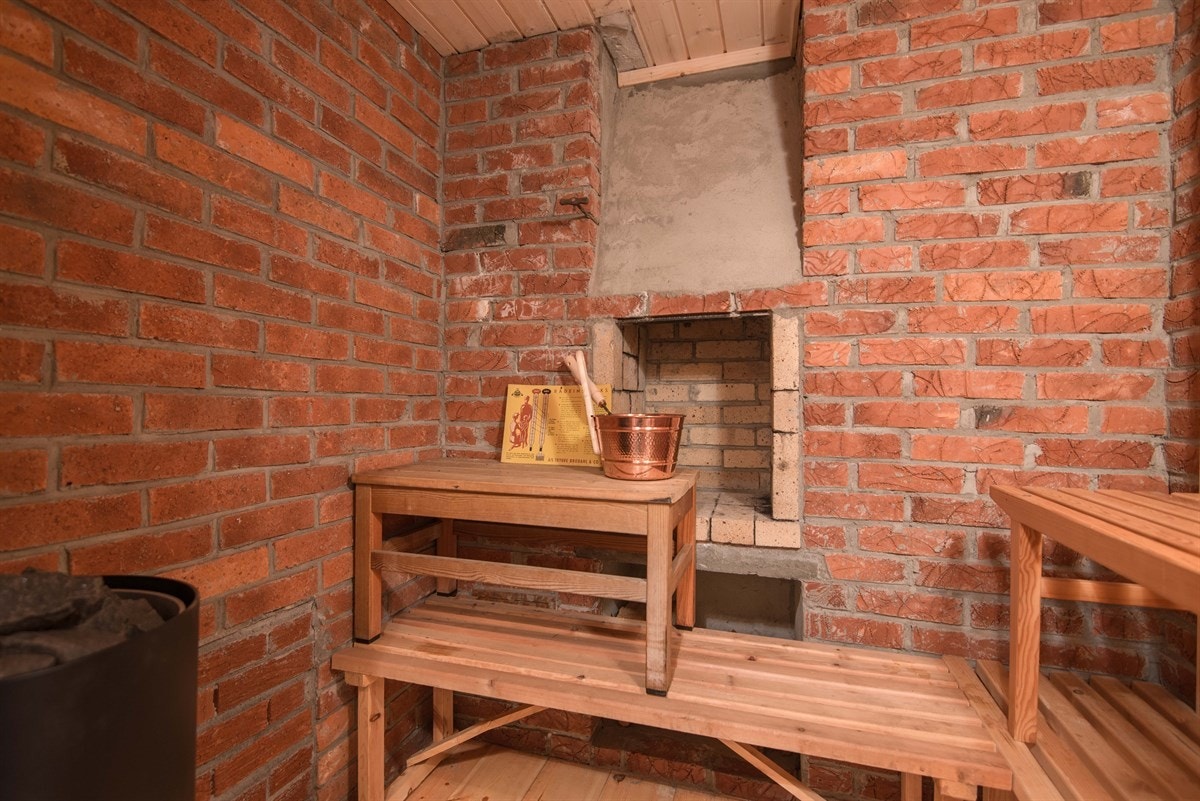 Badstue med benker og en liten peis, samt badstueovn. Dette er et godt sted å avslutte en lang skitur! Galleribilde