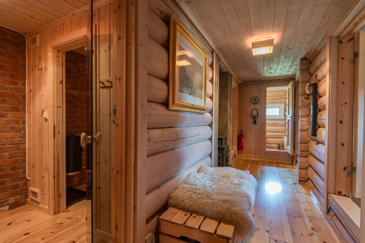 Det er godt med fyringsmuligheter i hytta da det også er en vedovn i gangen. Galleribilde