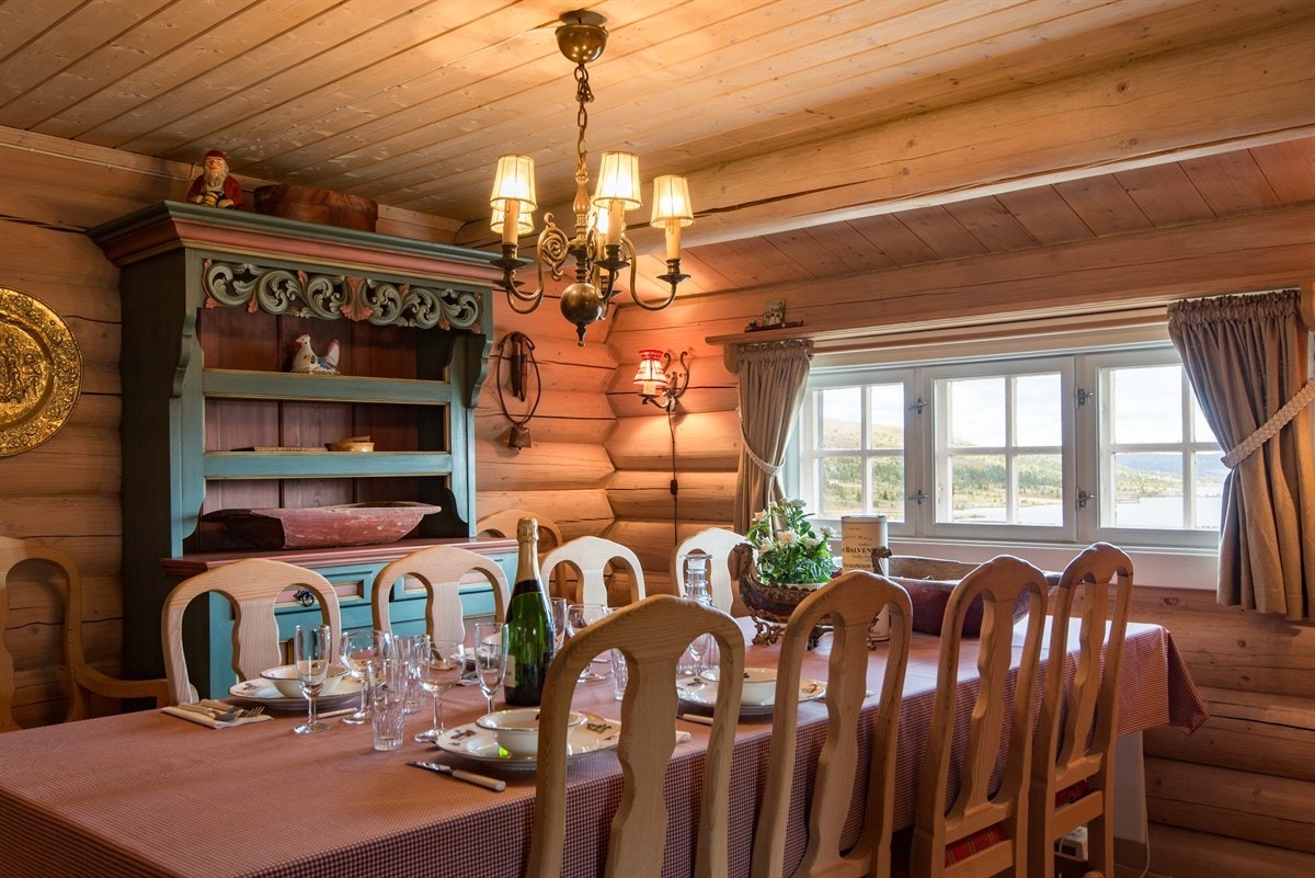 I spisestua er det god plass til langbord hvor familie og venner kan nyte gode måltider. Galleribilde