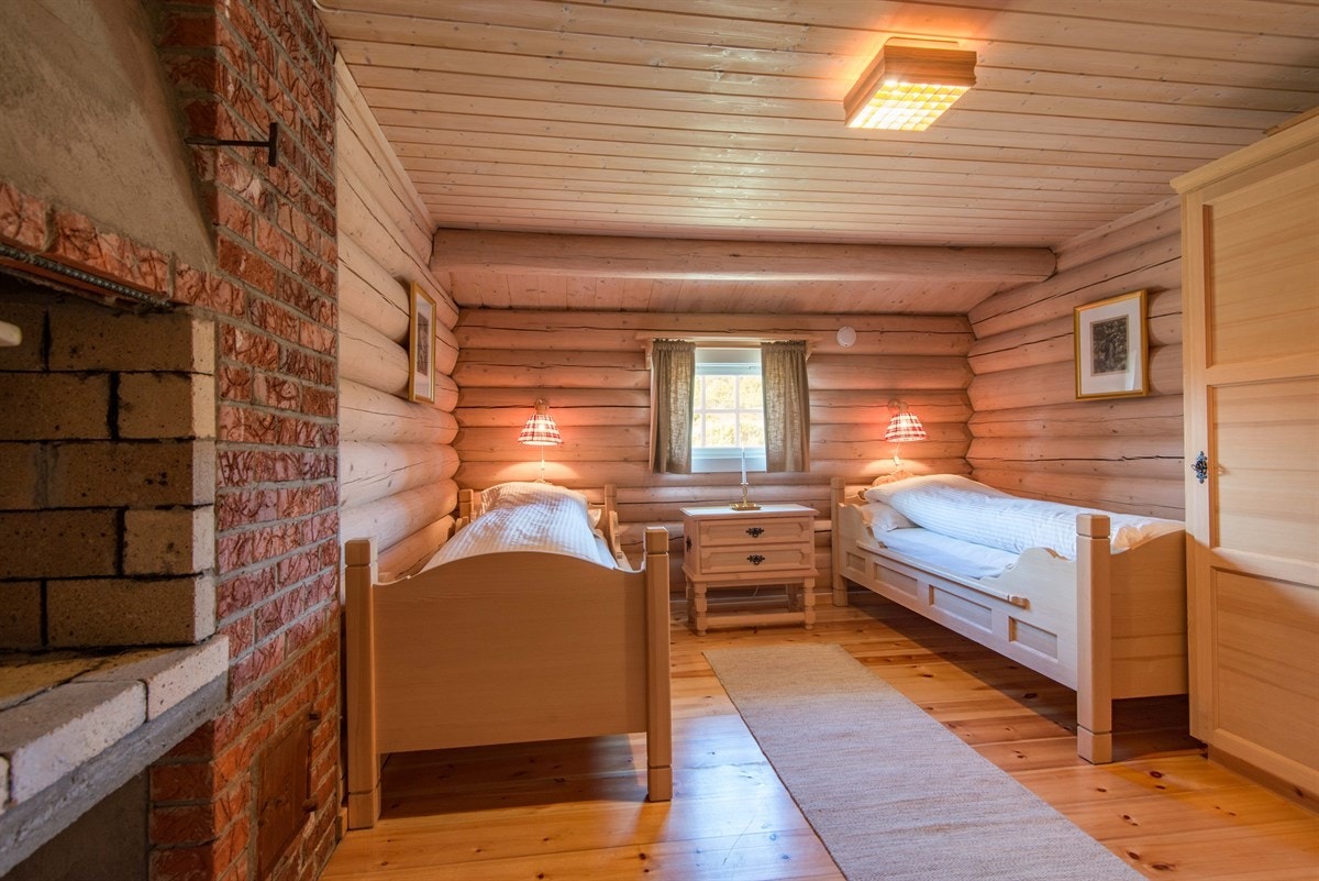 Hytta har fire soverom som alle har flotte og solide senger og skap fra Krogenæs. På det største soverommet er det også en åpen peis. Galleribilde