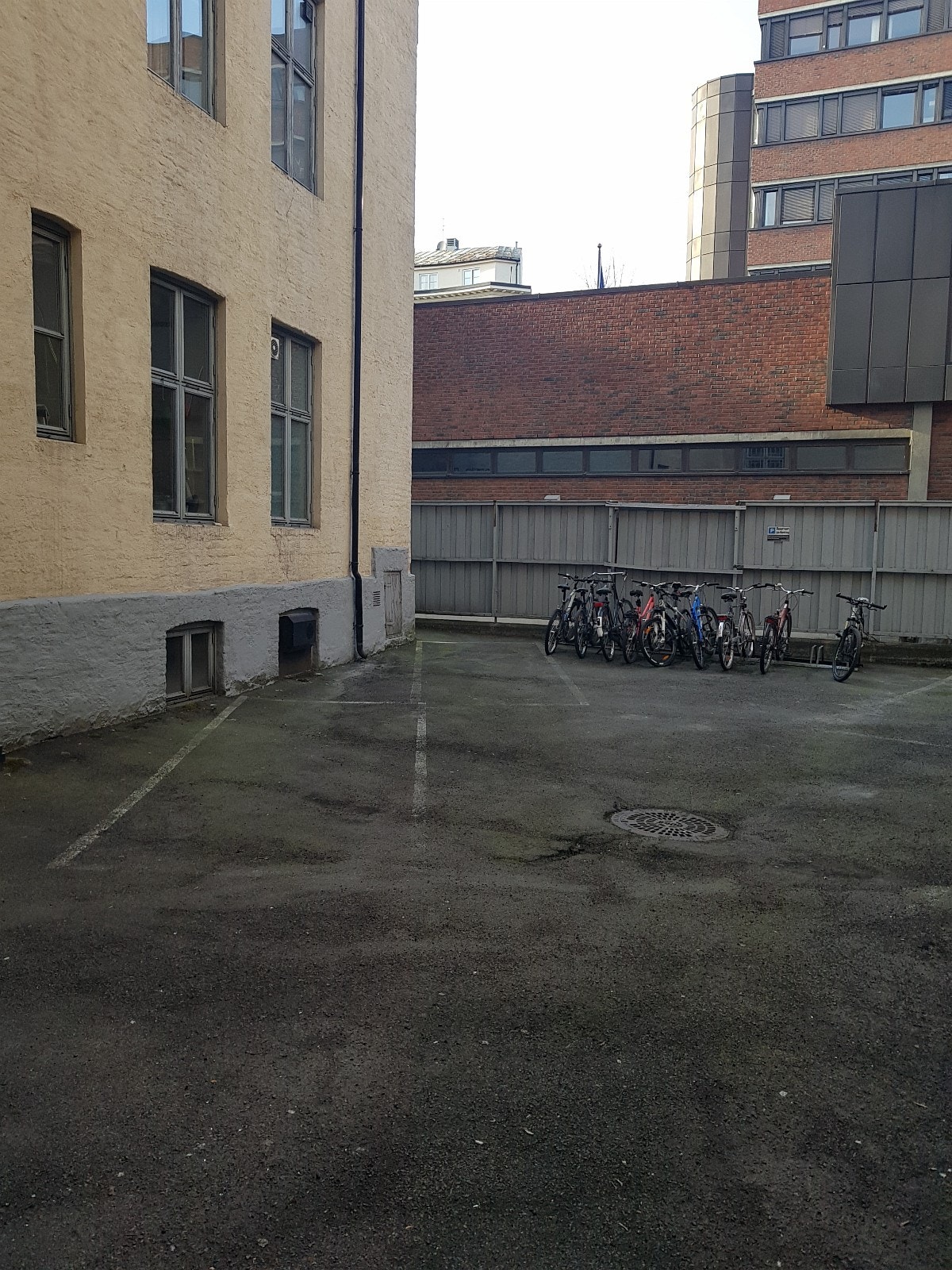 Bakgård - her vises 2 plasser Galleribilde