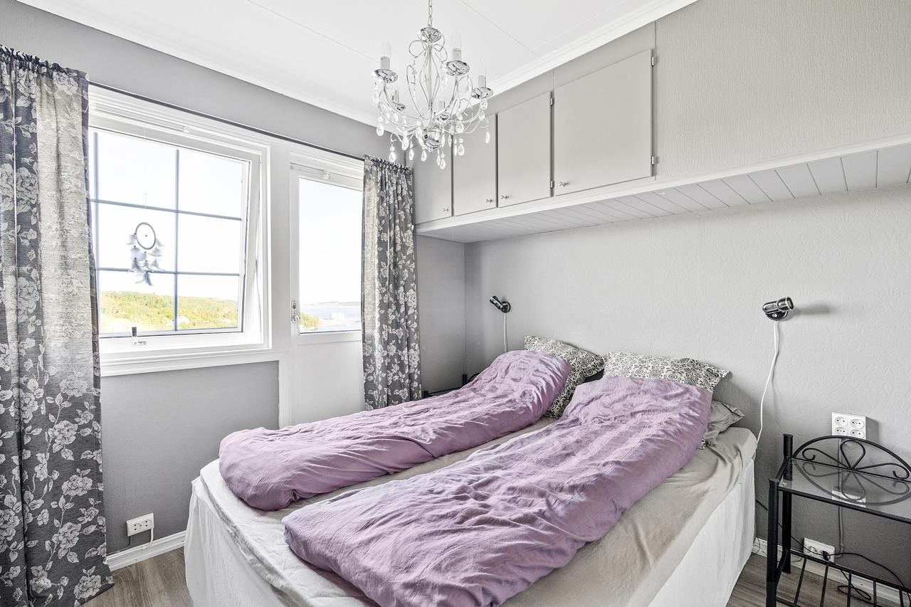 Soverom 1, lyst og pent m/utgang til veranda Galleribilde