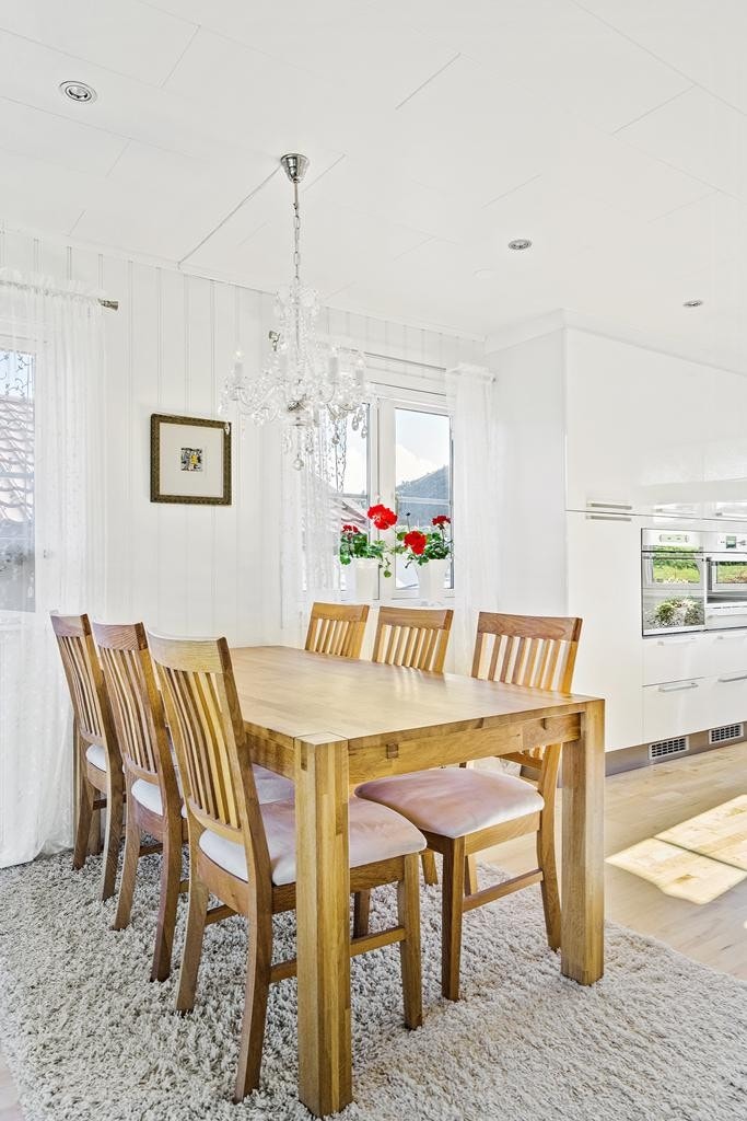 Spisestue mellom kjøkken og stue Galleribilde