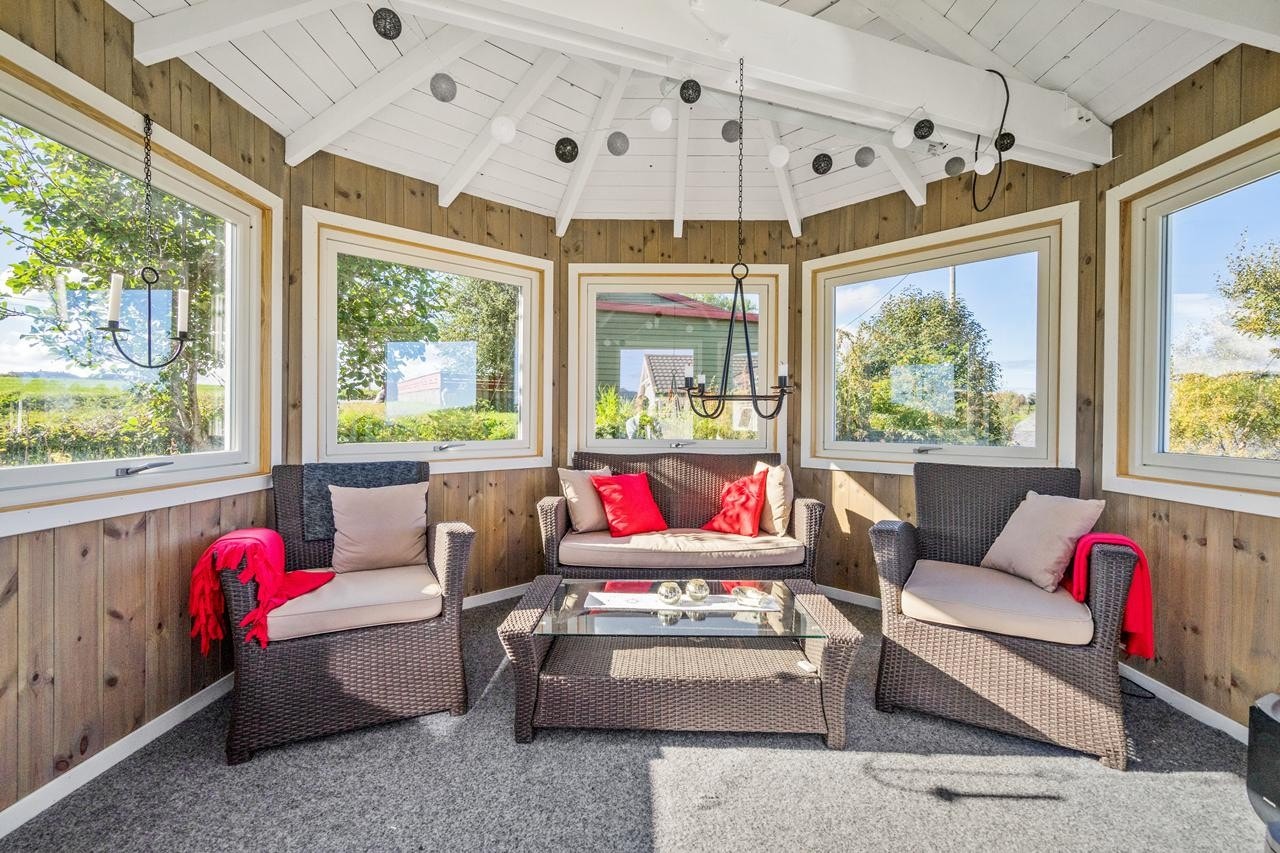 Koselig hagestue hvor sene sommerkvelder kan nytes Galleribilde