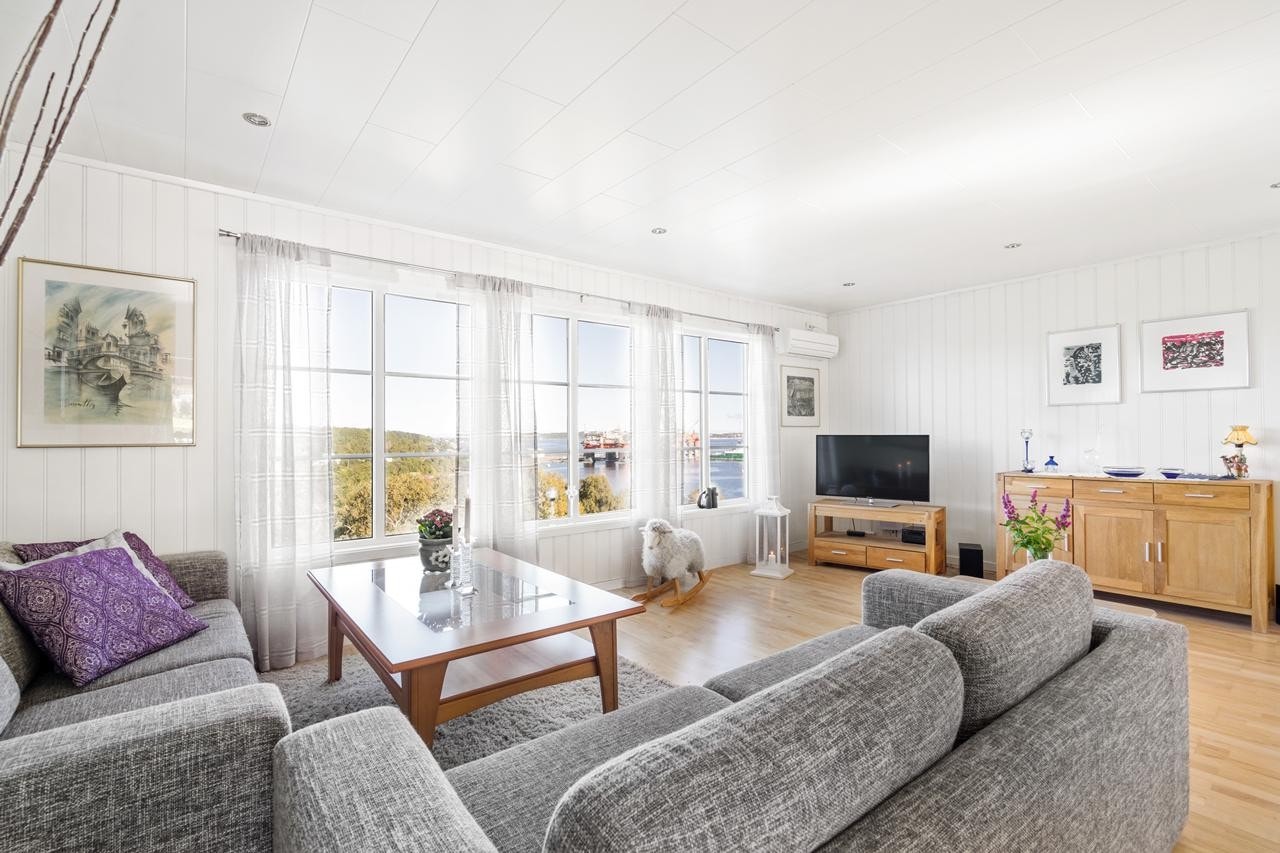 Lys og trivelig stue med åpen løsning til kjøkken. Flott sjøutsikt fra stuevindu Galleribilde