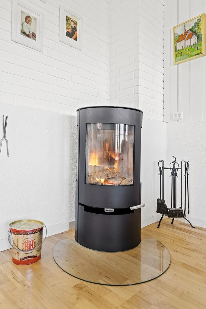 Vedfyring på stue Galleribilde