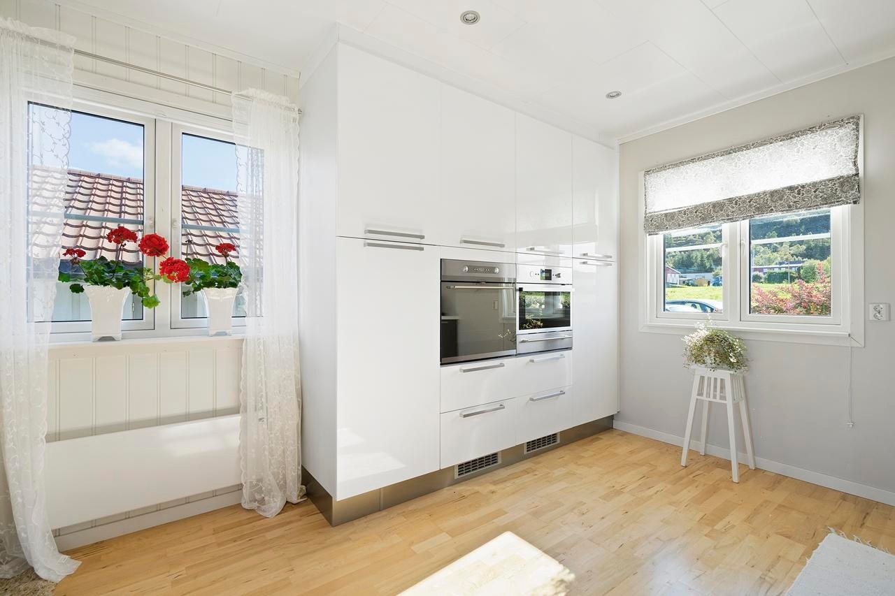 Godt med skapplass samt integrerte hvitevarer på kjøkken Galleribilde