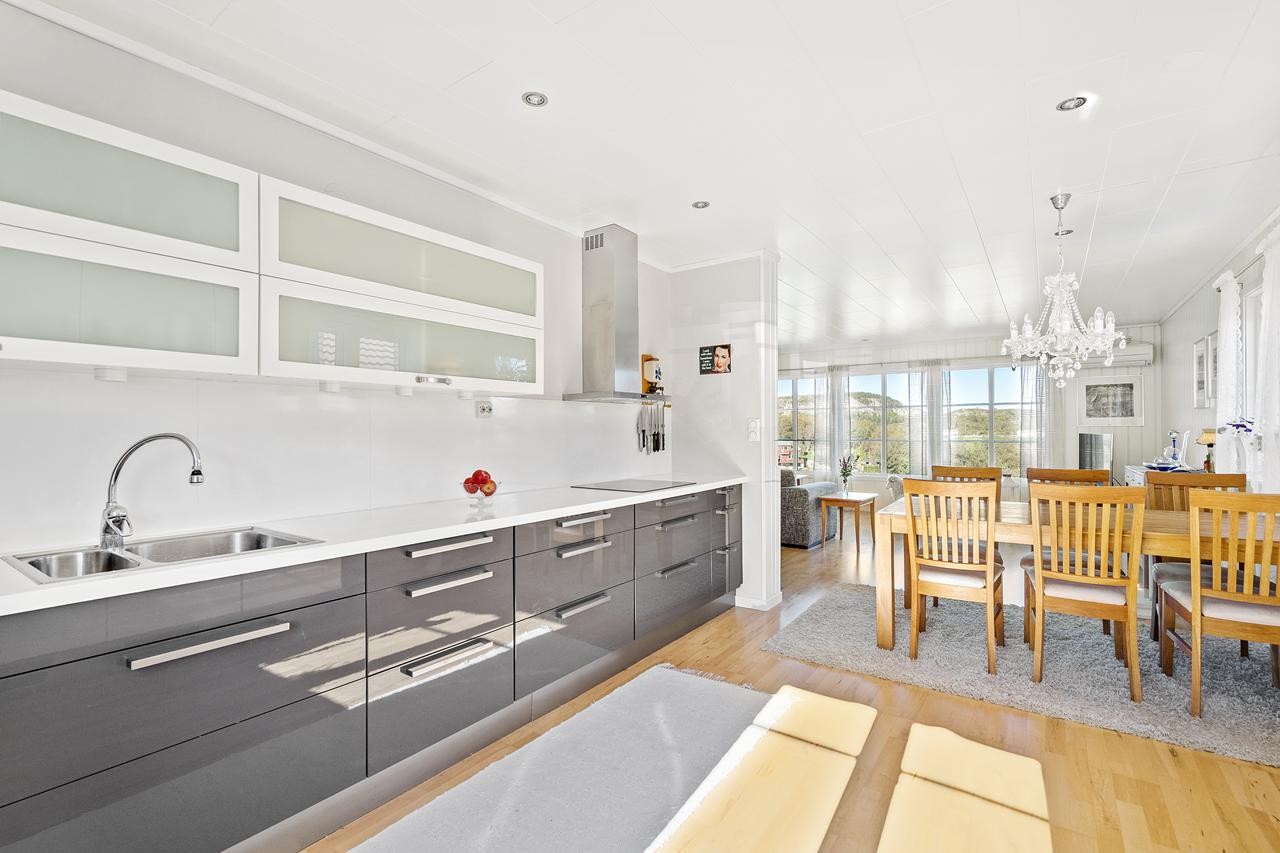 Flott kjøkkeninnredning fra IKEA m/over og underskap. Galleribilde