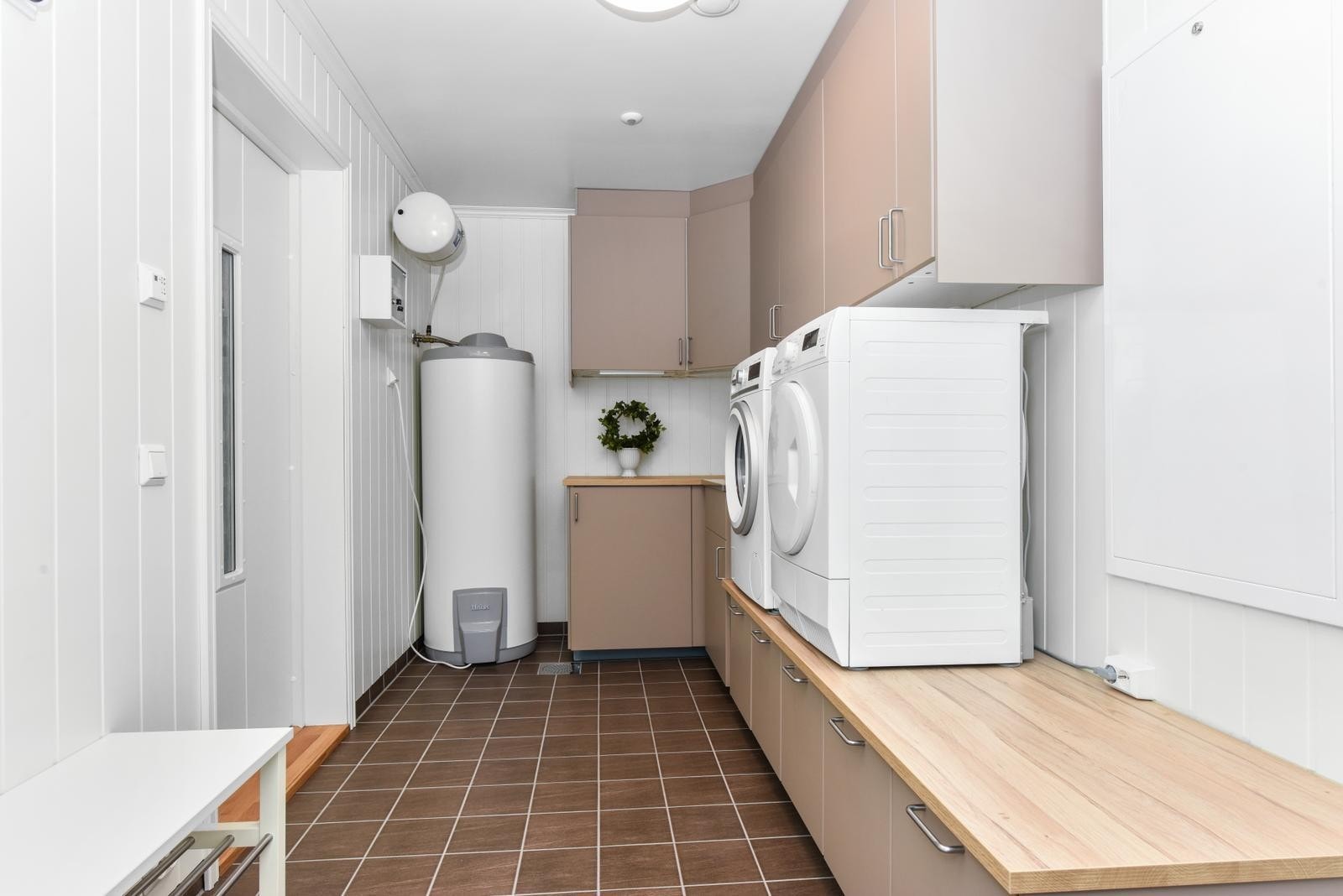 Vaskerom med biinngang Galleribilde