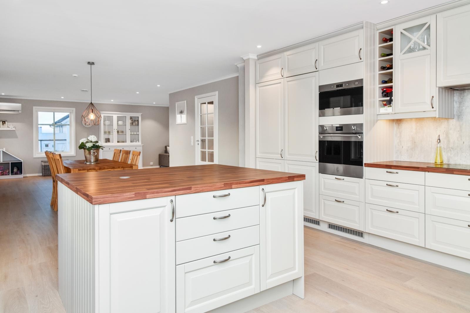 Kjøkken og stue i åpen løsning Galleribilde