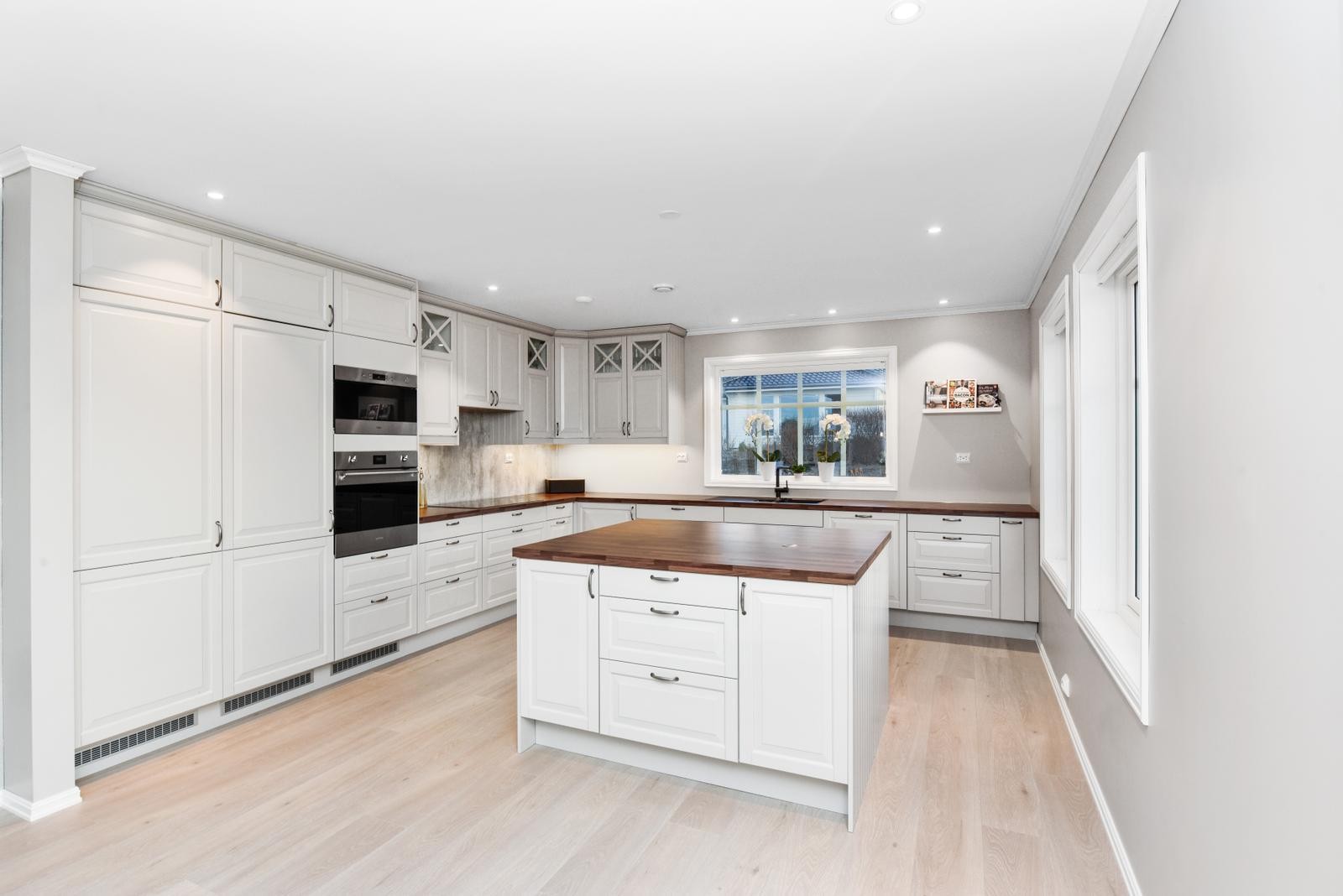 Klassisk grå kjøkken fra Epoq med integrerte hvitevarer. Galleribilde