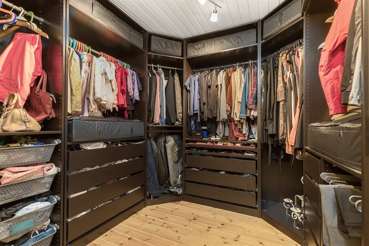 Walk in closet som opprinnelig er soverom. Vindu bak skap Galleribilde