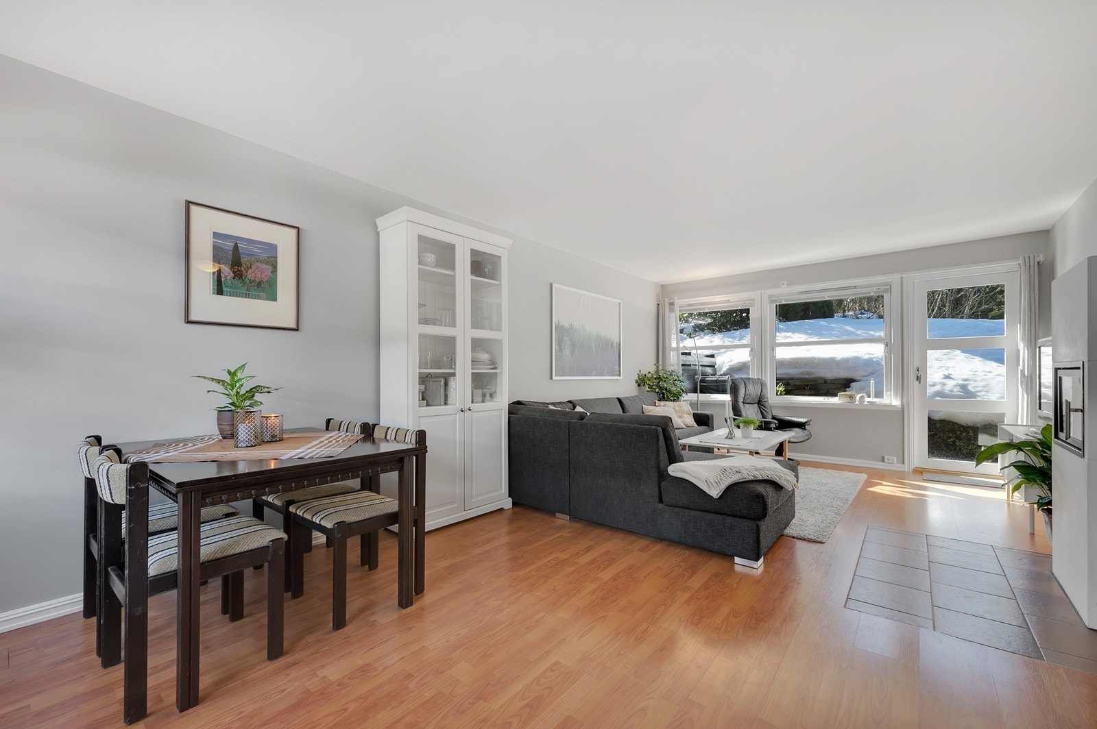 Stor stue med mange møbleringsmuligheter - Persienner på alle vinduer Galleribilde