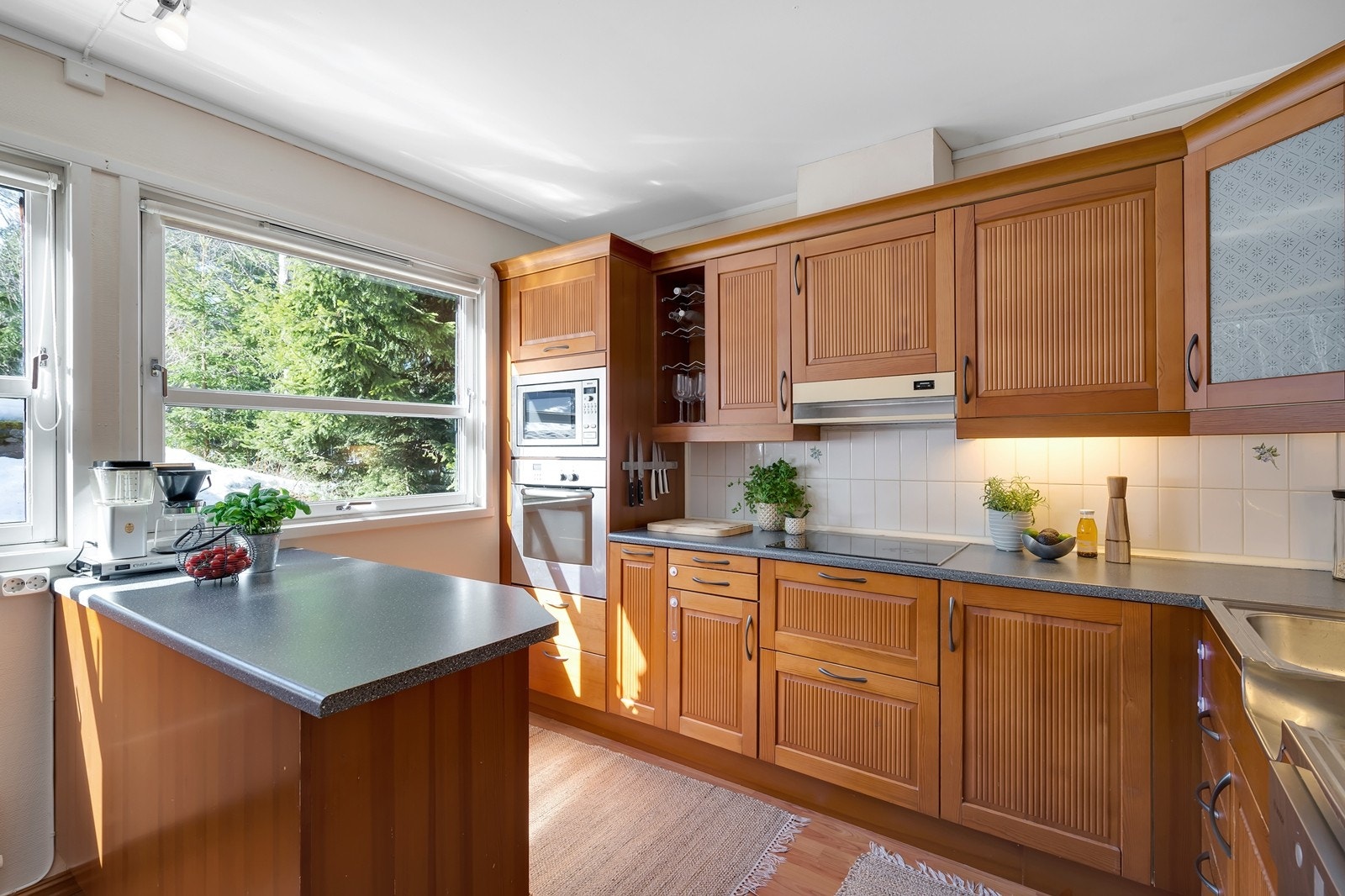 Stort og pent kjøkken med god plass til spisegruppe Galleribilde