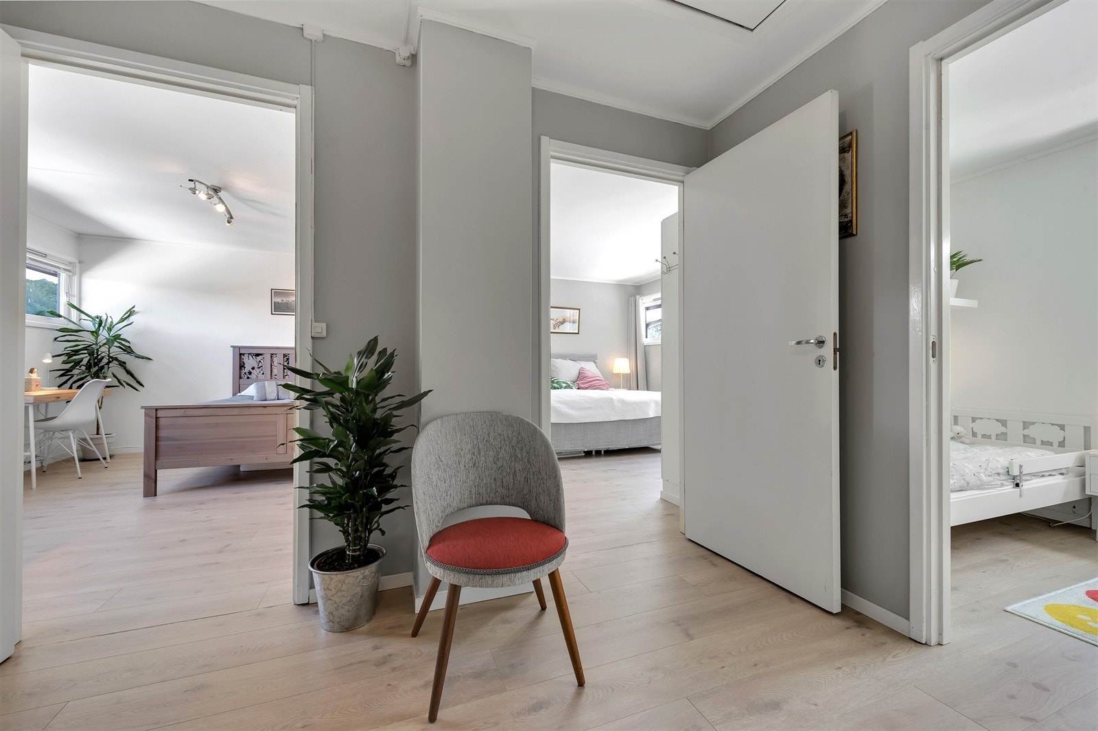 Boligen har en god planløsning hvor alle soverom er plassert i 2. etasje Galleribilde