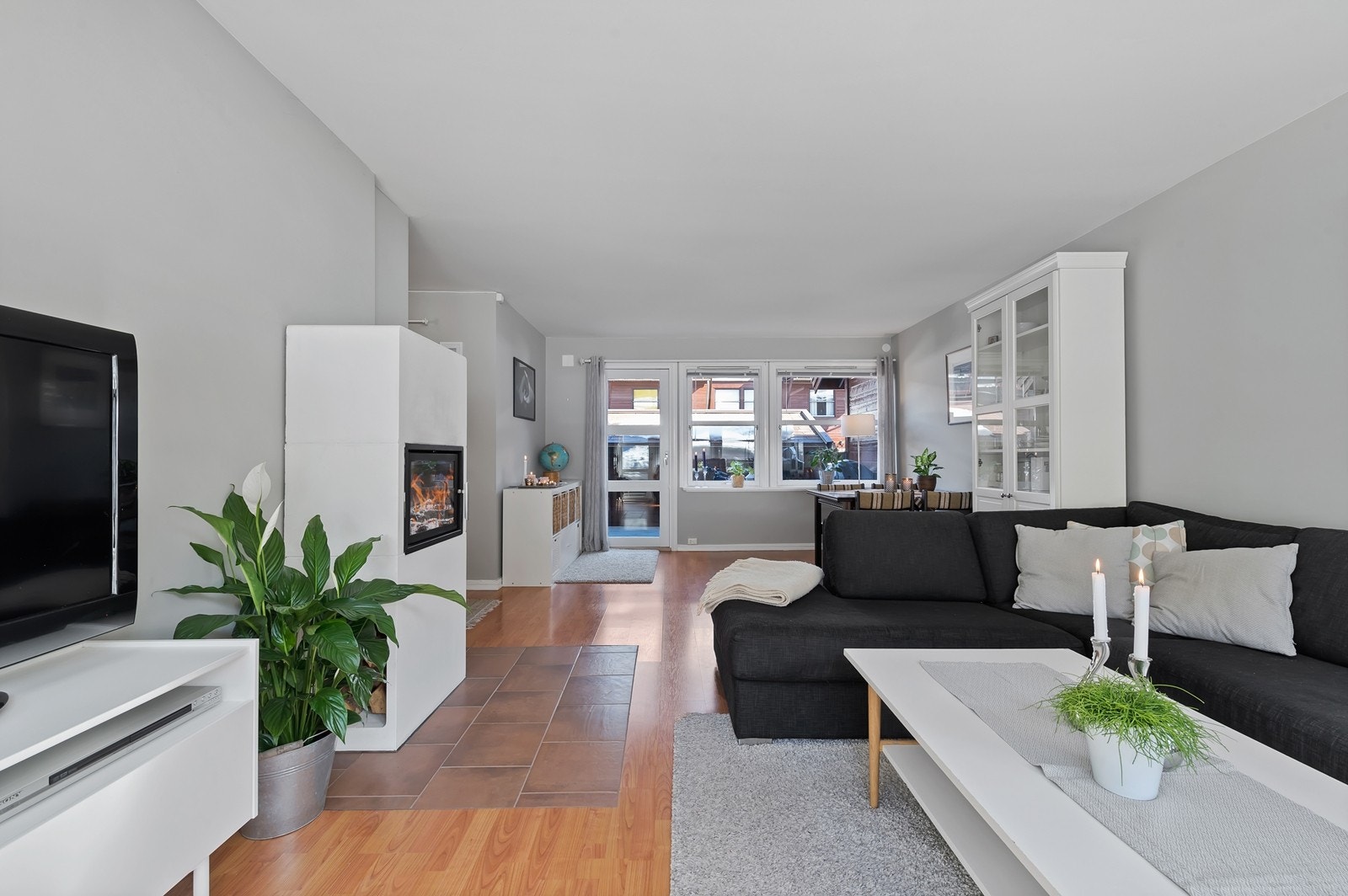 Stor stue med mange møbleringsmuligheter. Stuen er gjennomgående Galleribilde