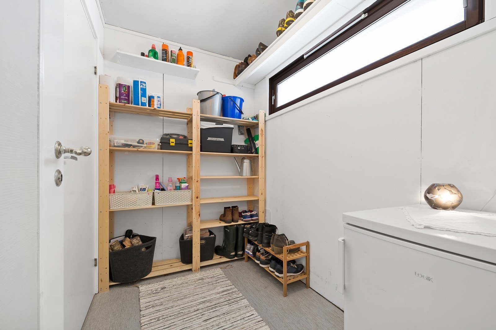 I direkte tilknytning til entré/gang har man to store og praktiske boder Galleribilde