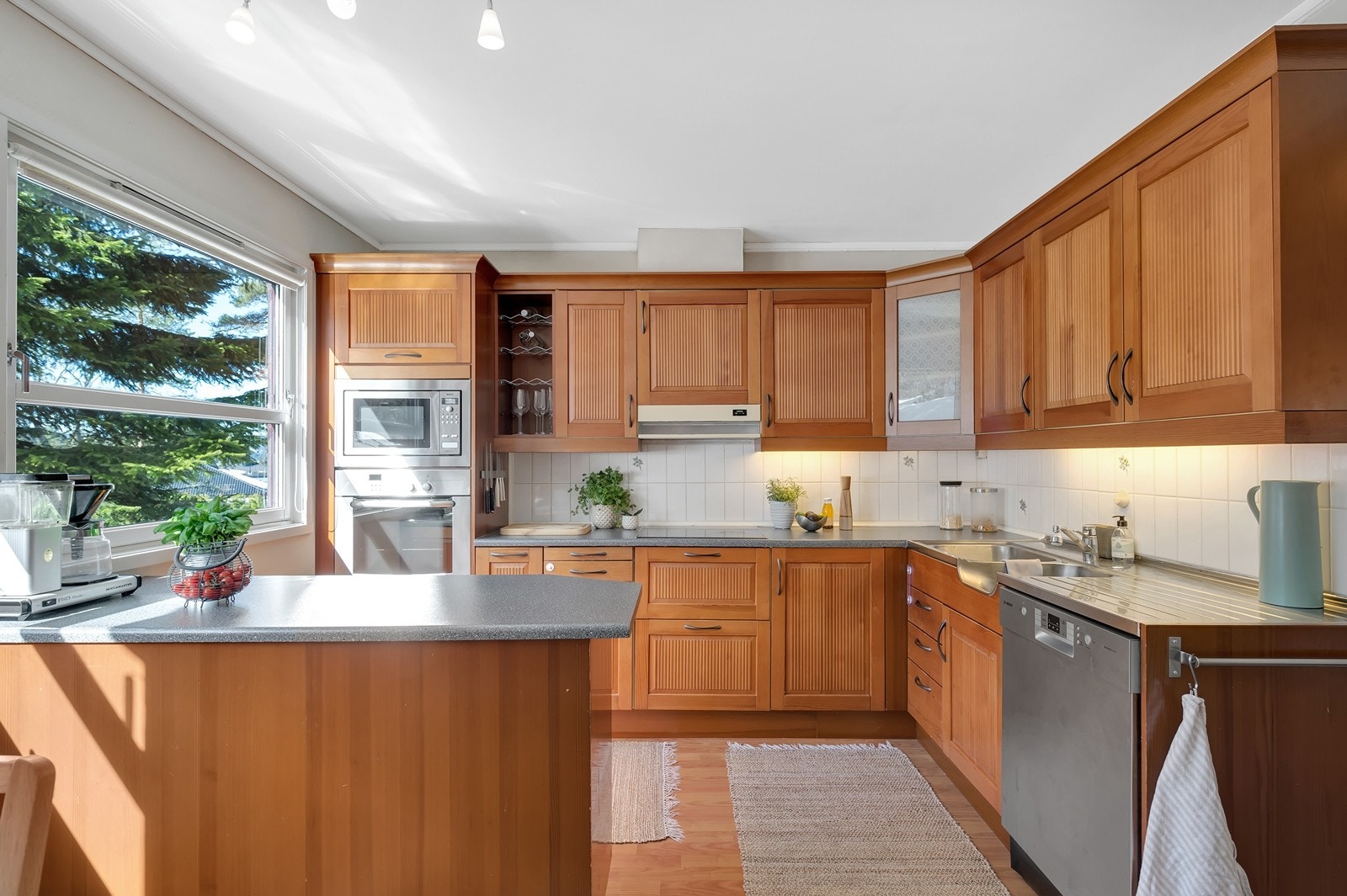 Stort og pent kjøkken med god plass til spisegruppe Galleribilde