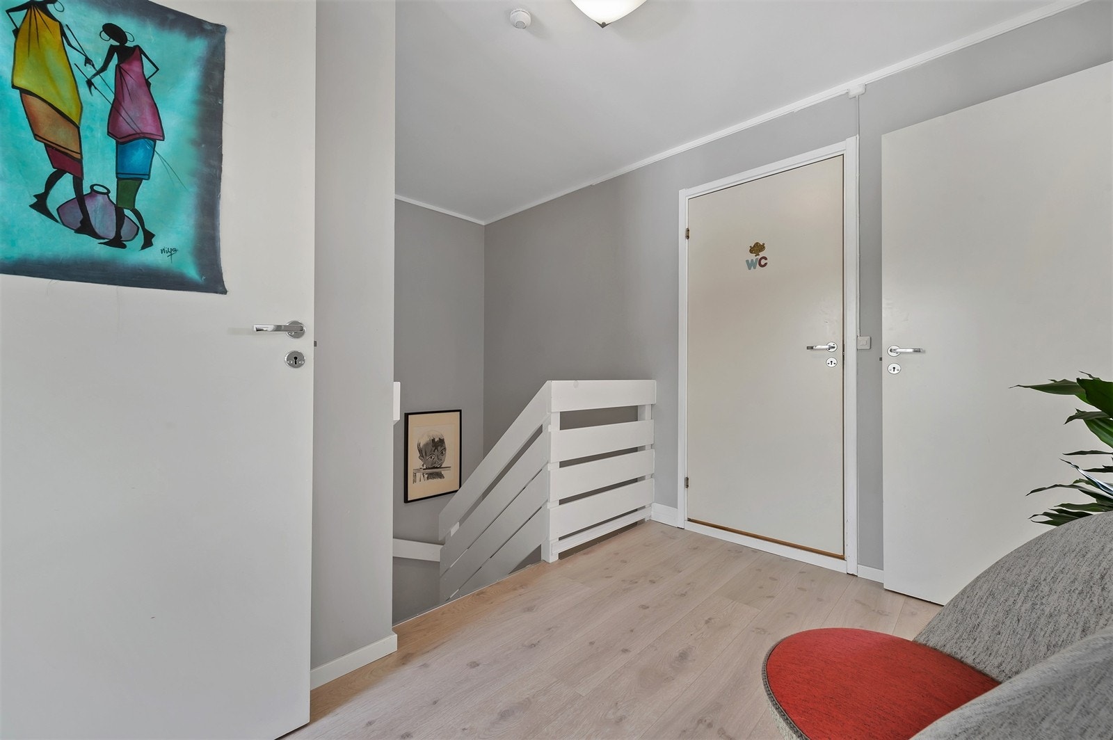 2015: Laminatgulv (moderne grå eik), samt nye lister på alle 3 soverom og gang. Alle soverom ble malt. Galleribilde