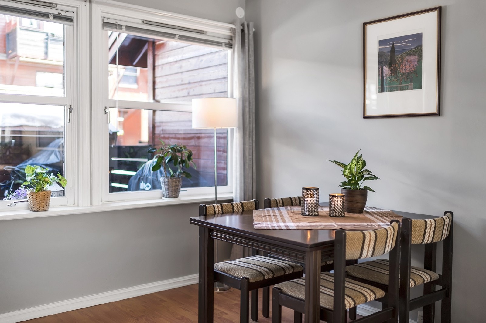 Stor stue med mange møbleringsmuligheter - Persienner på alle vinduer Galleribilde