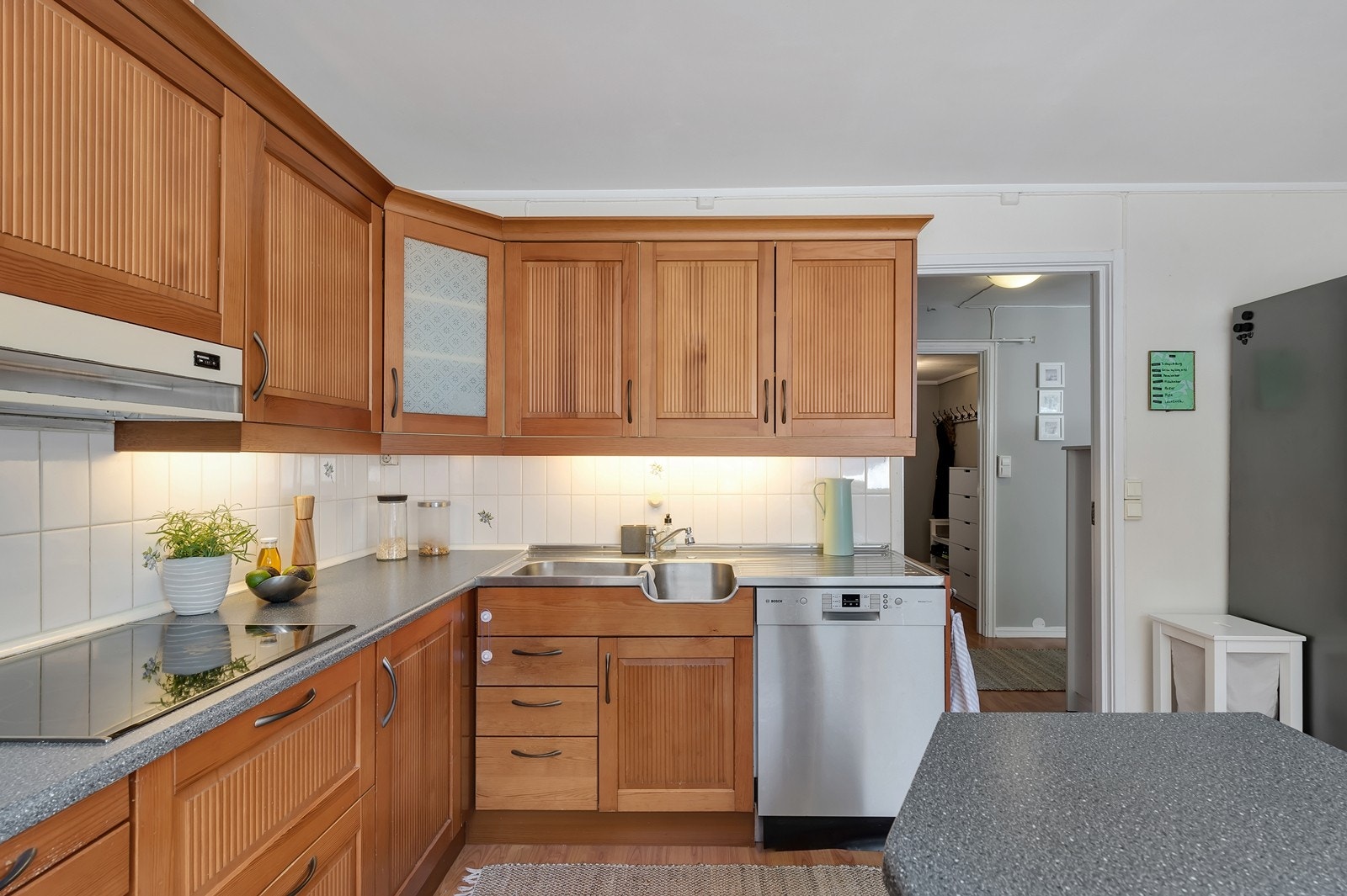 Stort og pent kjøkken med god plass til spisegruppe Galleribilde