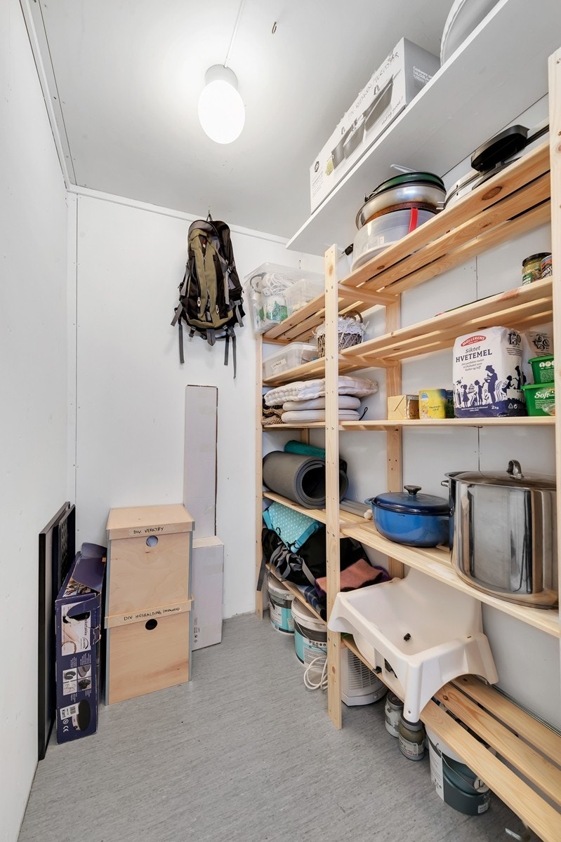 I direkte tilknytning til entré/gang har man to store og praktiske boder Galleribilde