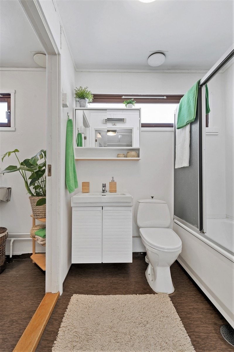 Bad med badekar. Hovedbad er plassert i 2. etasje Galleribilde