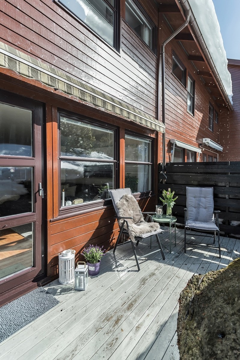 Flott markterrasse på hagesiden på ca. 15 kvm med skjermet beliggenhet mot marka Galleribilde