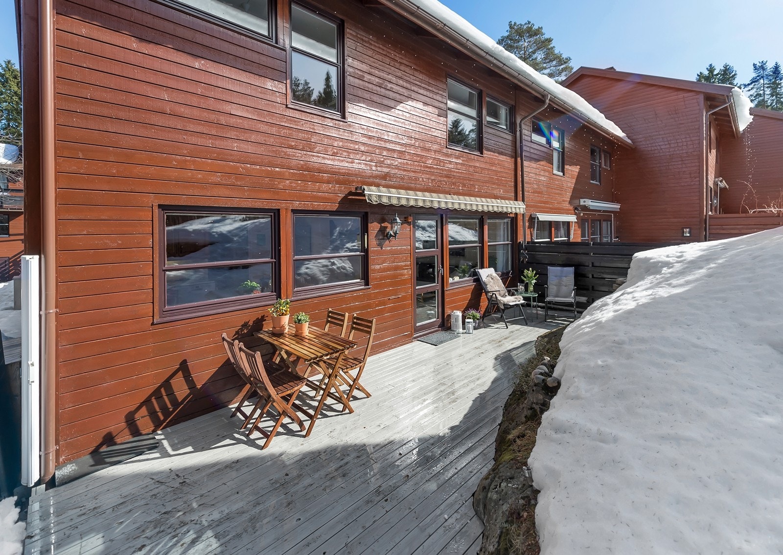 Flott markterrasse på hagesiden på ca. 15 kvm med skjermet beliggenhet mot marka Galleribilde