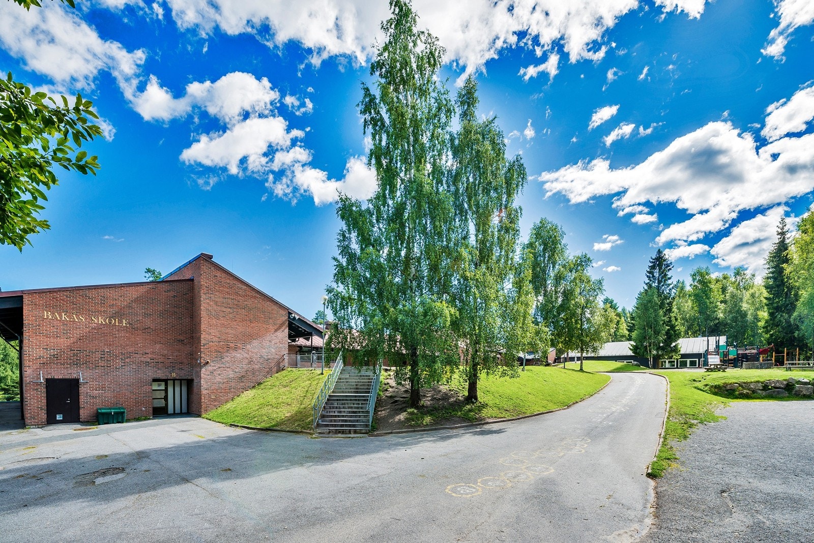 Bakås og Furuset skole i nærheten Galleribilde