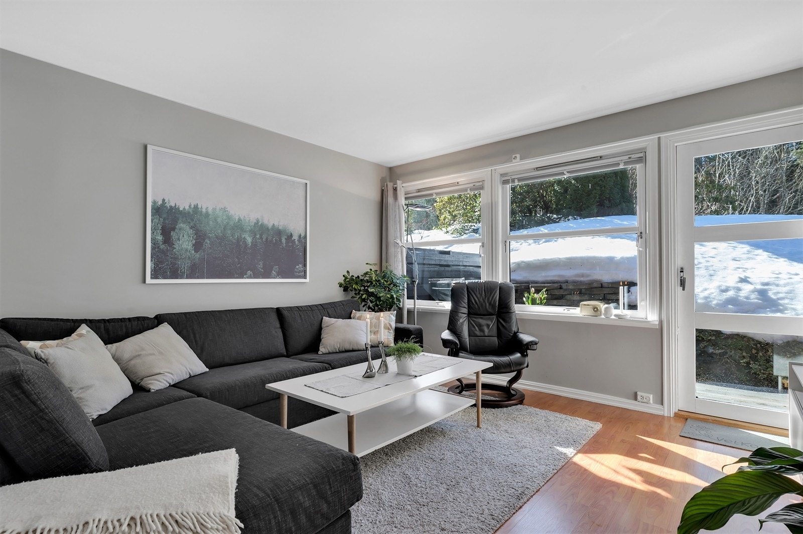 Stor stue med mange møbleringsmuligheter. Stuen er gjennomgående Galleribilde