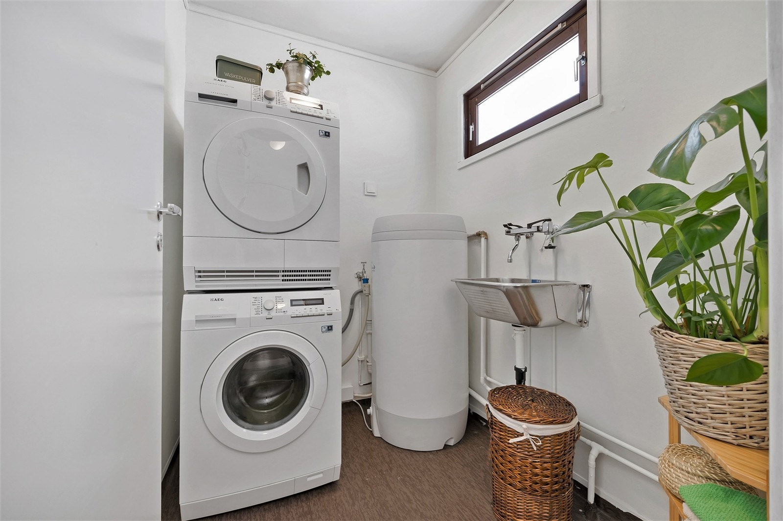 Praktisk vaskerom malt med våtromsmaling 2018 Galleribilde