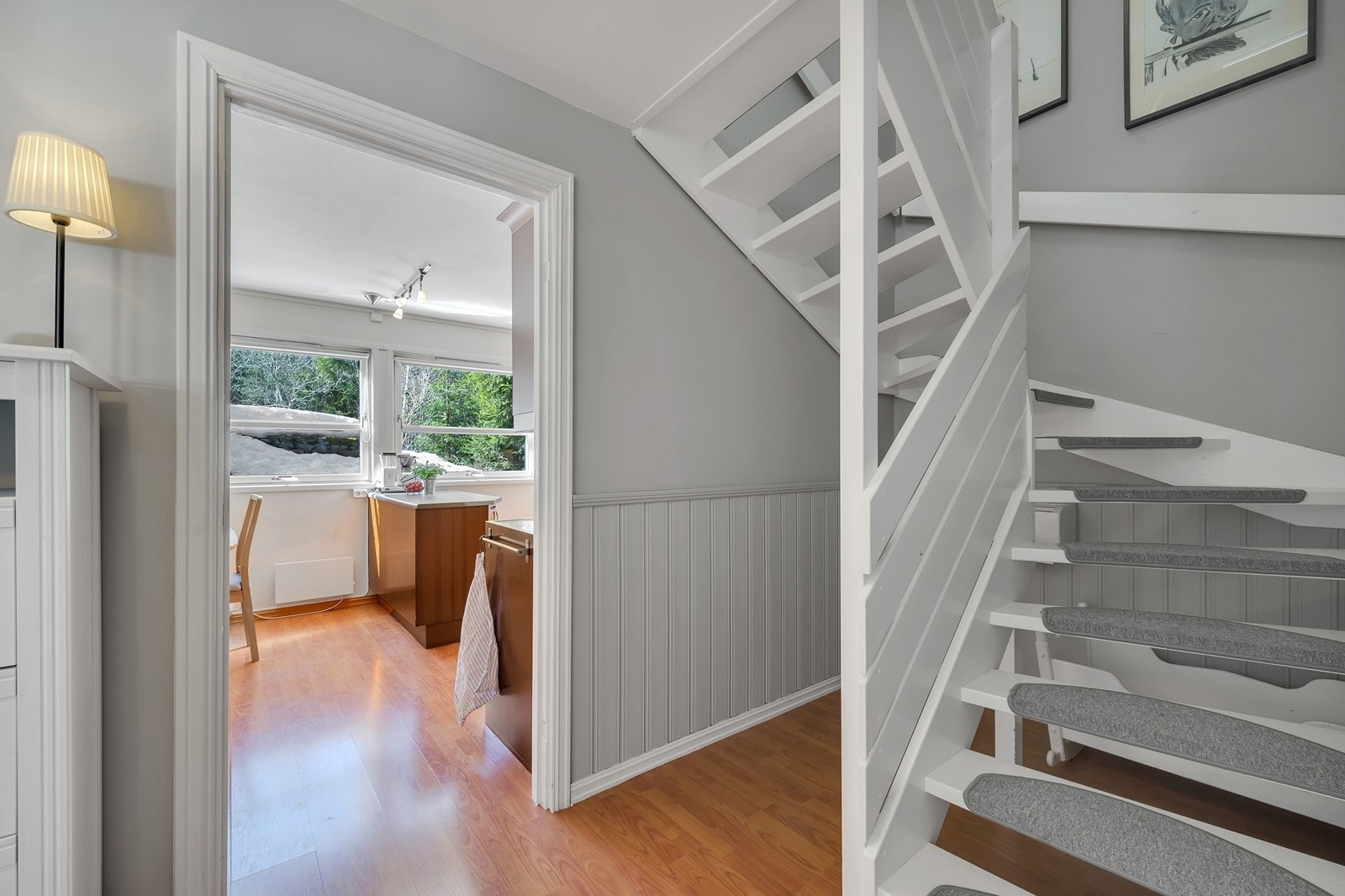 I 2015 ble trapp pusset og malt. Det ble også lagt trappetepper Galleribilde