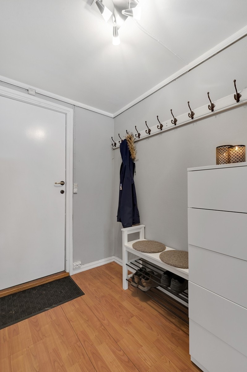 Hyggelig entré med god plass til klesavheng Galleribilde