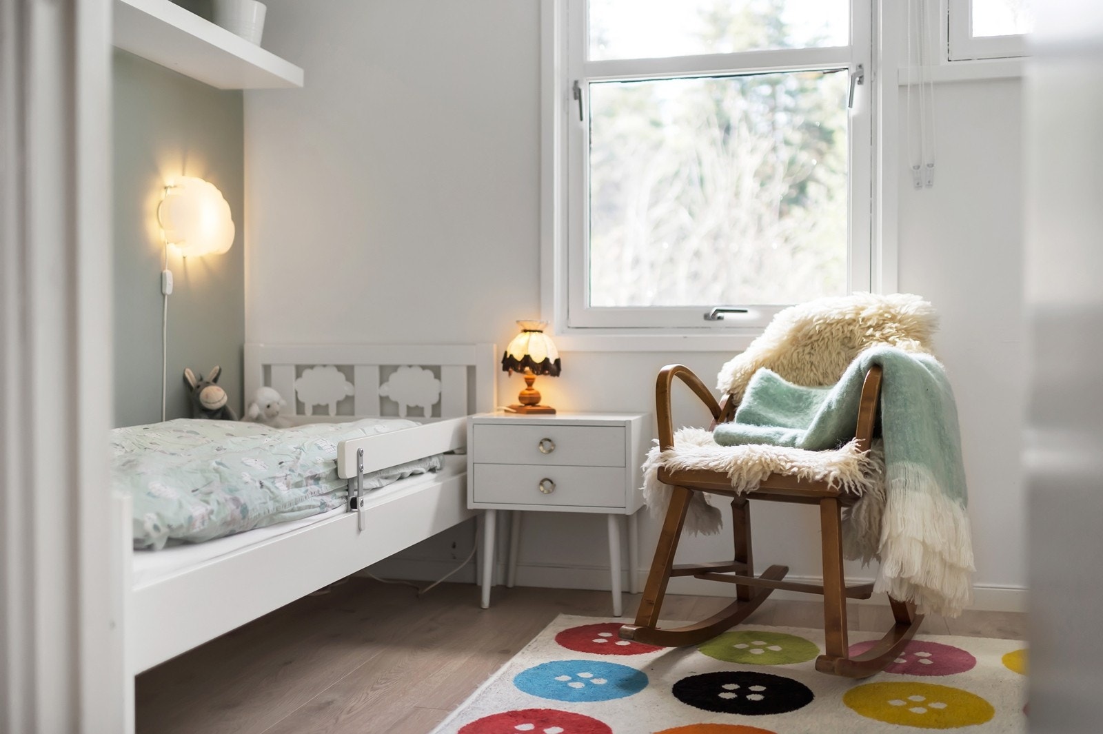 Hyggelig barnerom som ligger rolig til mot marka Galleribilde