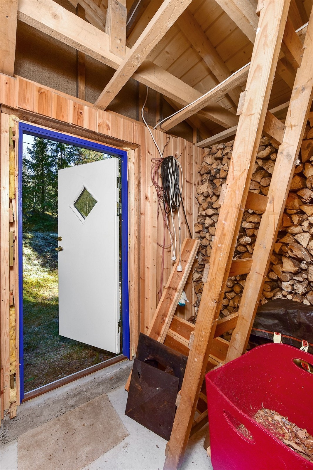 Bod med god plass for lagring av ski og ved. Galleribilde
