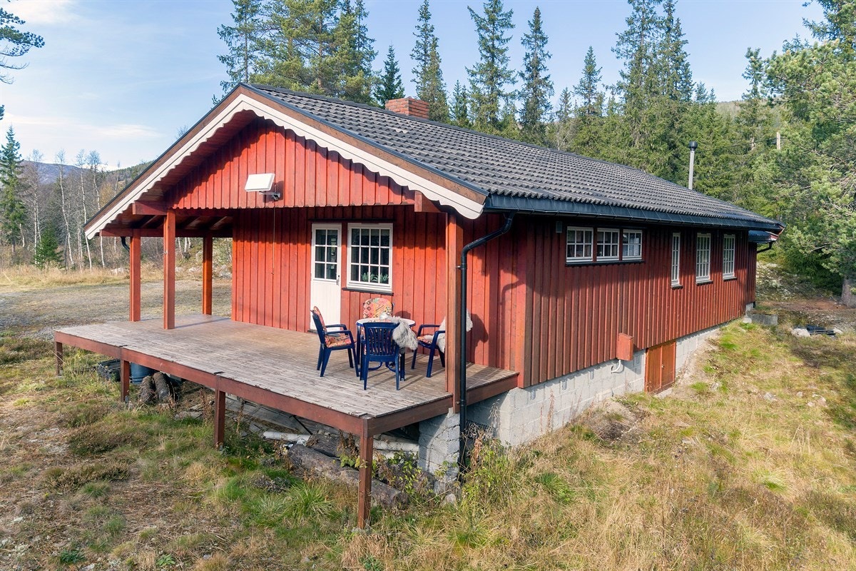 Eiendommen består hovedsakelig av naturlig vegetasjon som gress, lyng og trær, samt synlige fjell i dagen. Galleribilde