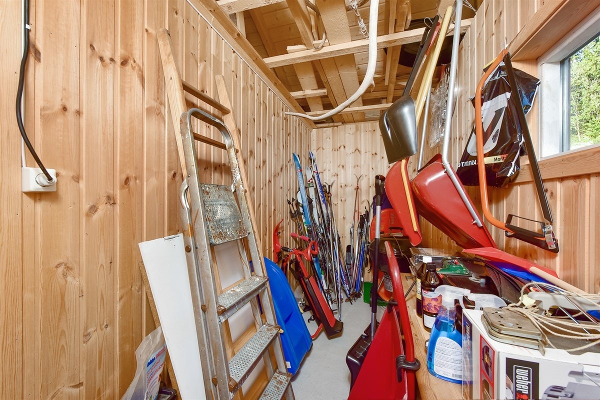 Bod med god plass for lagring av ski og ved. Galleribilde