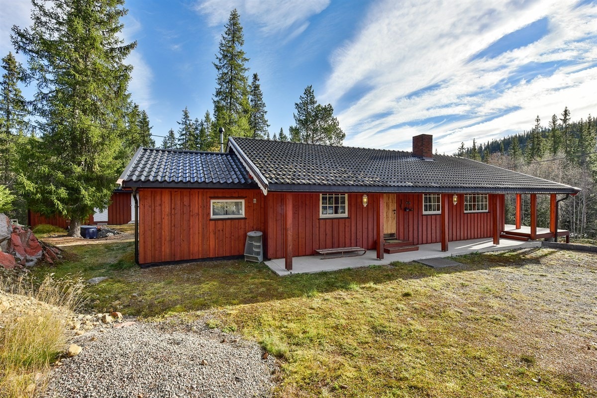 Gode parkeringsmuligheter på egen tomt. Det er lysløype og et lite skitrekk rett ved hytten. Galleribilde