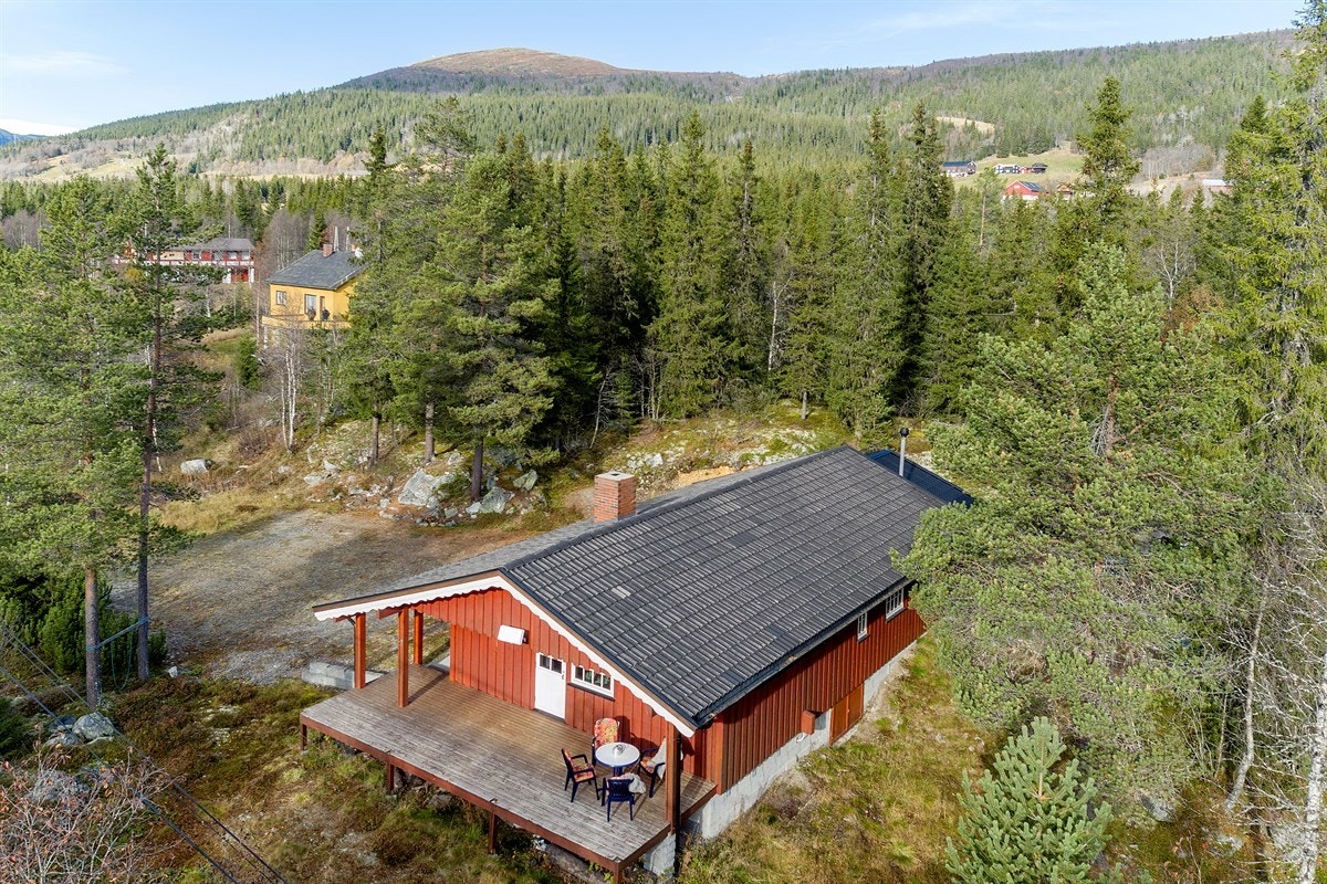 Eiendommen som hovedsakelig består av naturlig vegetasjon og småkupert fjellterreng, har sol fra flere himmelretninger. Galleribilde