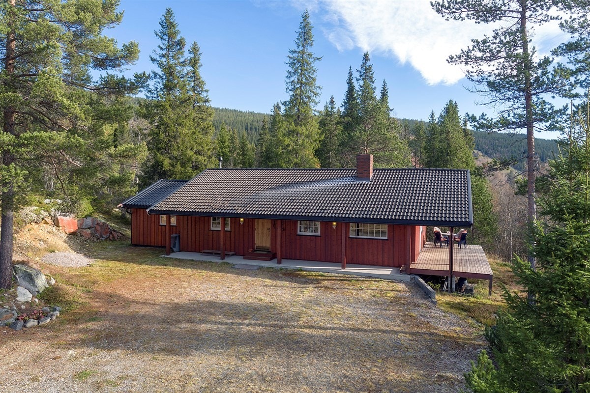 Hytta ligger usjenert til i naturskjønne omgivelser i en gruset, privat avstikker fra Tessungdalsveien. Galleribilde