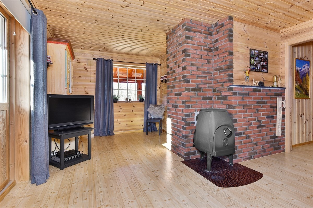 Stuen har belegg på gulv og vegger med panel. Galleribilde